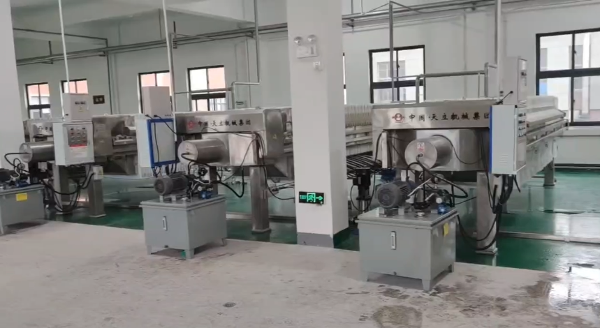 天立壓濾機(jī)醬油、醋壓榨現(xiàn)場